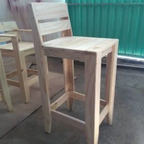 Banqueta de madeira