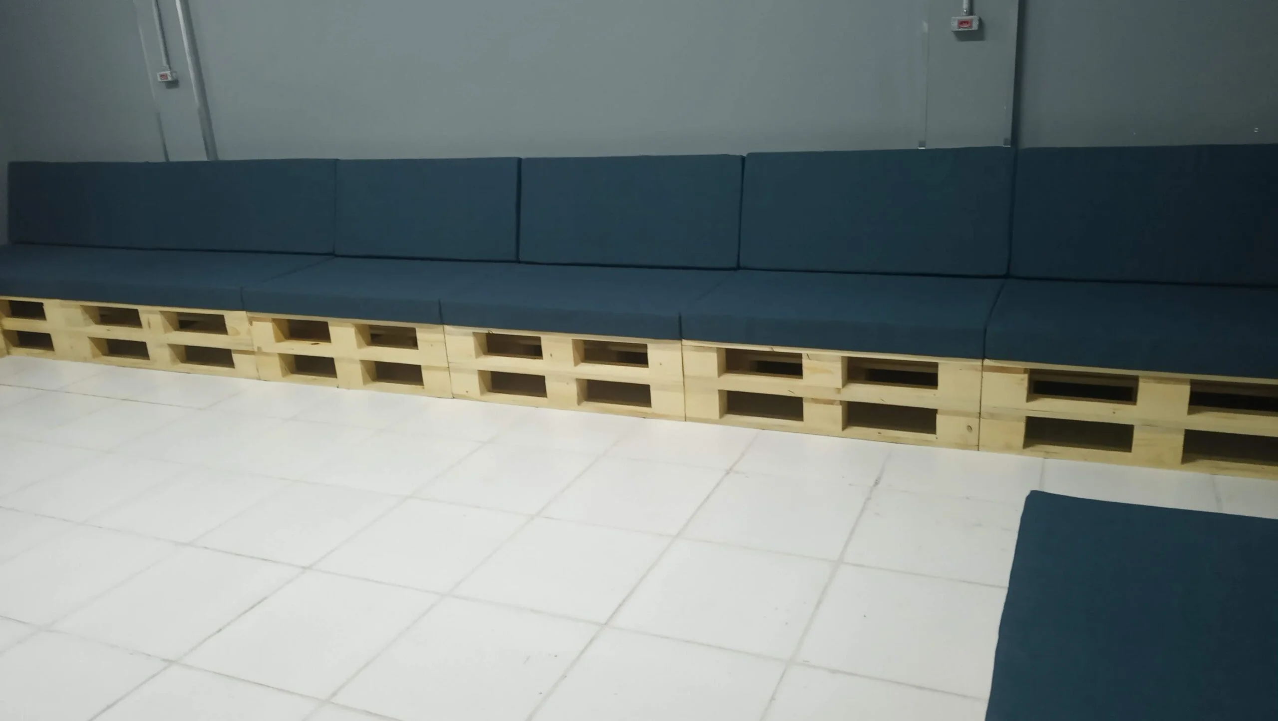 Sofá de pallet para sala descanso