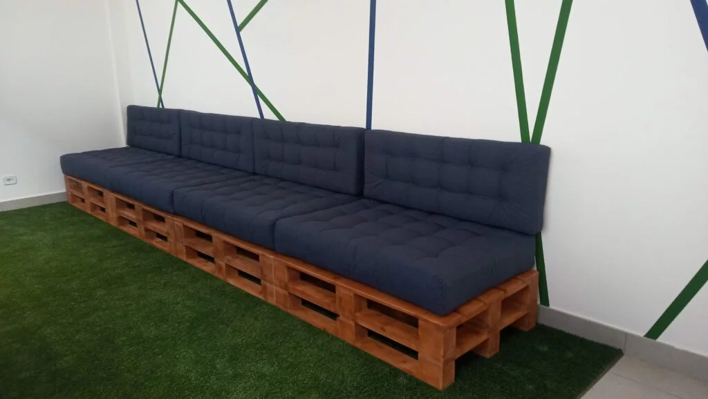 Sofá de pallet para sala descanso